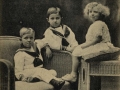 San Sebastián : S. S. A. A. R. R. el Príncipe de Asturias y los infantes Dn Jaime y Dª Beatriz
