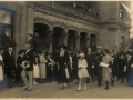 San Sebastián : la Reina Victoria Eugenia y las Infantas frente al Ayuntamiento