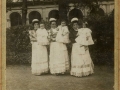 San Sebastián : niñeras en la plaza de Guipúzcoa