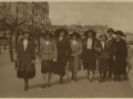 San Sebastián : grupo de amigas en el paseo de la Concha