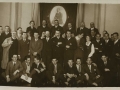 San Sebastián : foto de grupo junto al retrato de Alfonso XIII
