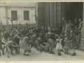 San Sebastián : bautizo : grupo de niños en la puerta de la iglesia