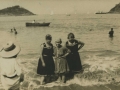 San Sebastián : playa de la Concha : grupo de amigas en la orilla