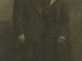 Pareja posando en un estudio fotográfico