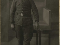 Joven vestido de militar posando en un estudio fotográfico