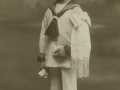 Niño vestido de comunión posando en un estudio fotográfico