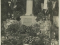 San Sebastián : celebración alrededor del monumento en honor a Alberto Machimbarrena Aguirrebengoa