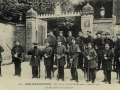 San-Sebastián : entrada al Palacio de Miramar y guardia por los Miqueletes de Guipúzcoa / Cliché González