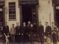 San Sebastián : propietarios de la tienda Enrique Pérez Egea frente al negocio