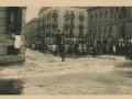 San Sebastián : la calle de Aldamar en día de temporal : el público corre por la invasión de las olas / Foto Marín