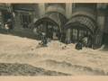 San Sebastián : calle de Aldamar : las olas barren al público situado en el Teatro del Príncipe / Foto Marín