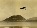 San Sebastián : aeroplano sobrevolando la playa de la Concha