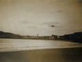 San Sebastián : aeroplano sobrevolando la playa de la Concha
