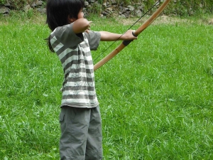 Un niño participando en uno de los talleres educativos que se imparten en la réplica de las cuevas de Ekain, Ekainberri , Zestoa