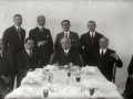 EL ALCALDE DE SAN SEBASTIAN, CARLOS DE UHAGON, CON UN GRUPO DE HOMBRES. (Foto 1/2)