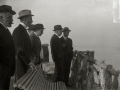 EL ALCALDE DE SAN SEBASTIAN, CARLOS DE UHAGON, CON UN GRUPO DE HOMBRES. (Foto 2/2)