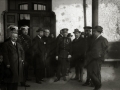 EL ALCALDE DE SAN SEBASTIAN, MARIANO ZUAZNAVAR, CON UN GRUPO DE HOMBRES, ALGUNOS DE ELLOS MILITARES, EN EL INTERIOR DE UN EDIFICIO. (Foto 1/1)