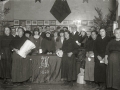 EL ALCALDE DE SAN SEBASTIAN, MARIANO ZUAZNAVAR, CON UN GRUPO DE MUJERES EN UN ACTO DE ENTREGA DE MANTAS. (Foto 1/1)
