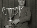 EL BERTSOLARI BASARRI SOSTENIENDO UNA COPA. (Foto 1/2)