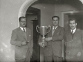 EL BERTSOLARI BASARRI SOSTENIENDO UNA COPA. (Foto 2/2)