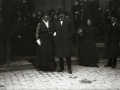 EL DIRECTOR DEL ORFEON DONOSTIARRA SECUNDINO ESNAOLA Y EULALIA ITURRIZAGA A LA SALIDA DE LA BASILICA DEL SANTO CRISTO DE LEZO. (Foto 1/1)