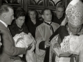 EL ENTONCES CARDENAL RONCALI Y POSTERIORMENTE PAPA JUAN XXIII EN PASAI DONIBANE DURANTE LA CELEBRACION DEL BAUTIZO DE LA SOBRINA DE MONSEÑOR LABOA, MARIA LUISITA. (Foto 25/25)