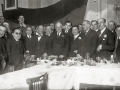 EL GENERAL MIGUEL PRIMO DE RIVERA ACOMPAÑADO DE UN GRUPO DE HOMBRES EN UN RESTAURANTE. (Foto 1/1)