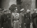 EL GOBERNADOR CIVIL GERARDO CABALLERO SALIENDO DE LA DIPUTACION EN COMPAÑIA DEL INTERPRETE MIGUEL MOYA Y DE HEINRICH HIMMLER DURANTE LA VISITA A LA CIUDAD DE SAN SEBASTIAN DE ESTE ULTIMO EL AÑO 1940. (Foto 2/3)
