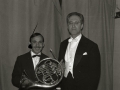 EL MUSICO TOLOSARRA, JAVIER BELLO PORTU, JUNTO A UN HOMBRE. (Foto 1/1)