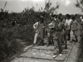 EL PARACAIDISTA RAUL GOPEGUI  RODEADO DE NUMEROSOS NIÑOS. (Foto 1/1)