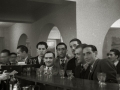 EL PERIODISTA EROSTARBE, EL ENTRENADOR SEBASTIAN SILVETI Y EL LOCUTOR DE RADIO, ANGEL MOLINA, EN LA BARRA DE UN BAR. (Foto 1/1)