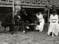 EL PINTOR JOAQUIN SOROLLA SENTADO CON UN GRUPO DE ACOMPAÑANTES EN LA PLAYA DE LA CONCHA. (Foto 1/1)