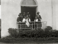 EL PRINCIPE DE ASTURIAS, DON ALFONSO, Y SU HERMANO, EL INFANTE DON JAIME, ACOMPAÑADOS DE SU ABUELA, LA REINA MARIA CRISTINA, EN EL HIPODROMO DE LASARTE. (Foto 2/2)