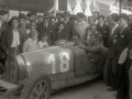EL PUGIL PAULINO UZCUDUN MONTADO EN UN COCHE DE CARRERAS EN UN CIRCUITO AUTOMOVILISTICO. (Foto 1/1)