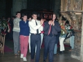 Hombres portando el féretro de Aitzol Etxaburu en la iglesia parroquial de San Miguel