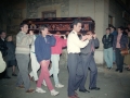 Hombres portando el féretro de Aitzol Etxaburu