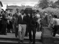 Amigos del fallecido llevando el féretro a hombros