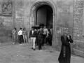 Amigos del fallecido llevando el féretro a hombros a la salida de la iglesia