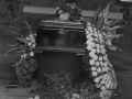 El féretro cubierto con las coronas de flores