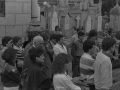 Familiares y amigos en el cementerio