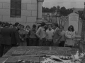 Familiares y amigos en el cementerio