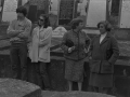 Familiares y amigos dando el último adiós en el cementerio