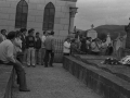 Familiares y amigos dando el último adiós en el cementerio