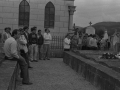Familiares y amigos dando el último adiós en el cementerio