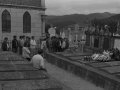 Familiares y amigos dando el último adiós en el cementerio