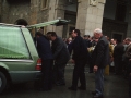 Hombres extrayendo el féretro de Benigno Iñarra del coche fúnebre