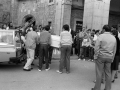 Varios hombres sostienen el féretro de Haritz Alzelai
