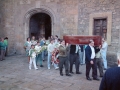 Grupo de hombres portando el féretro del bertsolari Urzelai