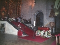 Féretro del bertsolari Urzelai en el interior de la iglesia parroquial de San Miguel