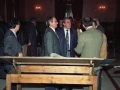Grupo de personas conversando en el Salón de plenos del Ayuntamiento, entre ellas Anton Arbulu y Angel Iturbe
